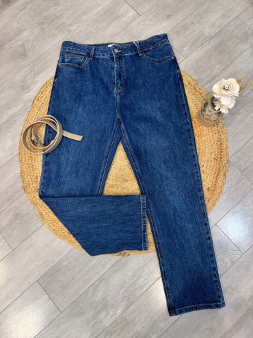 Jean bleu droit du 40 au 48 à 49€